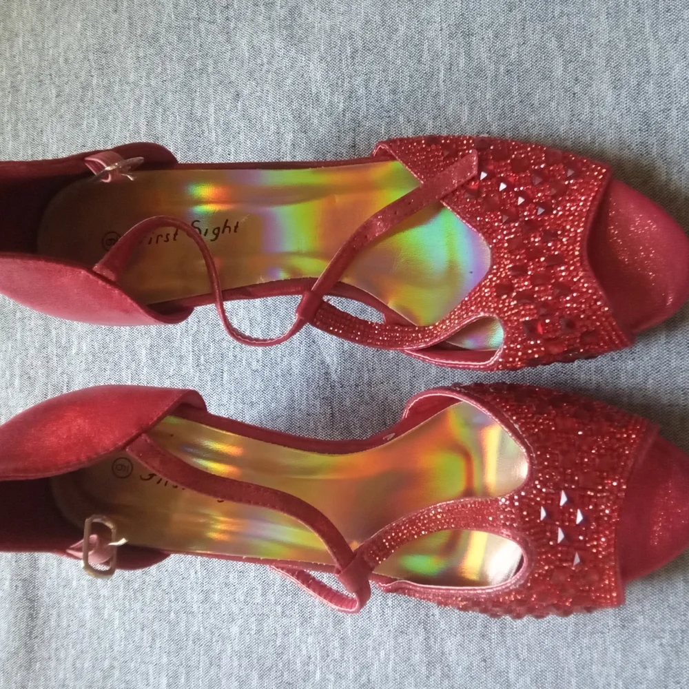 Elegant Red Women's Shoes - Picture 2 of 5